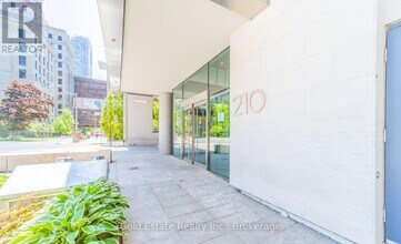 210 Simcoe St in Toronto, ON - Building Photo - Building Photo