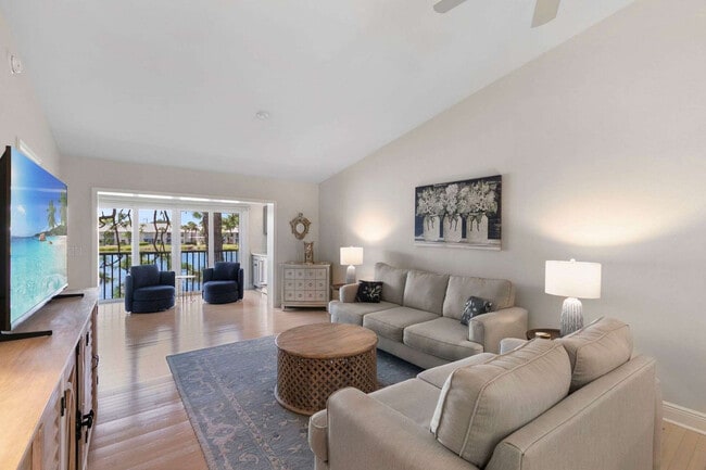 893 Gulf Pavillion Dr in Naples, FL - Building Photo - Building Photo