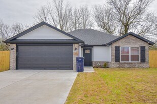 1001 Bonnie Scotland Dr in Prairie Grove, AR - Building Photo