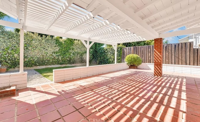 18212 Sunburst St in Northridge, CA - Foto de edificio - Building Photo