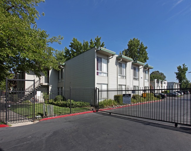 Summerwood Apartments in North Highlands, CA - Building Photo - Building Photo