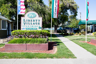 Liberty Village Apartments in Richmond, CA - Foto de edificio - Building Photo