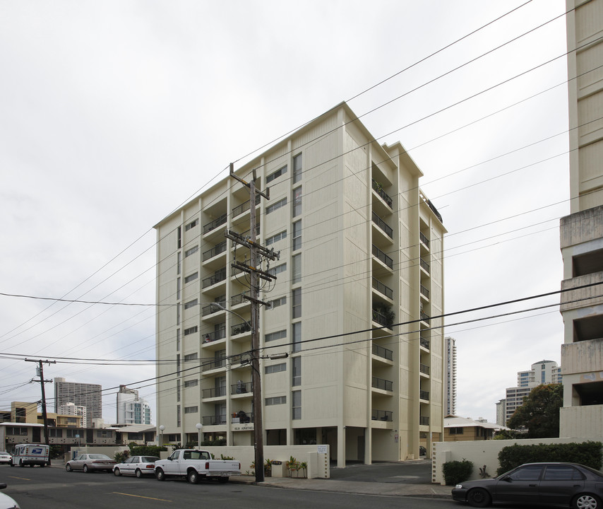 H&M Apartments in Honolulu, HI - Building Photo