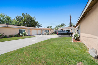 7805 Duchess Dr in Whittier, CA - Foto de edificio - Building Photo