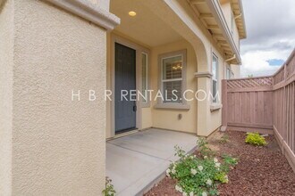 381 W Miramonte Dr in Mountain House, CA - Foto de edificio - Building Photo