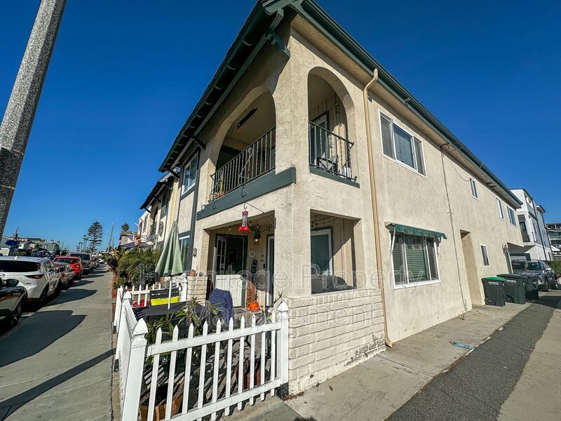 328 E Balboa Blvd in Newport Beach, CA - Building Photo