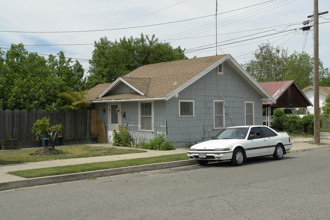 435 4th St in Chowchilla, CA - Foto de edificio - Building Photo