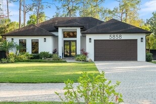 5858 Star Grass Ln in Naples, FL - Building Photo