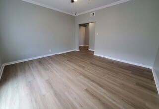 2064 W Hutchinson St in Chicago, IL - Building Photo - Building Photo