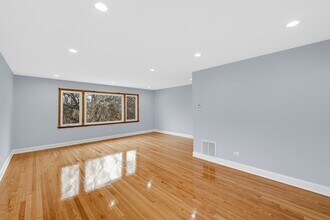 5740 N Lowell Ave in Chicago, IL - Building Photo - Building Photo