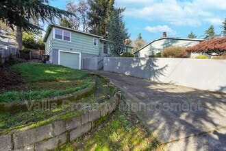 1025 Terrace Dr NW in Salem, OR - Building Photo - Building Photo