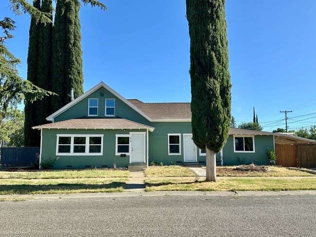 property at 415 E Oak St