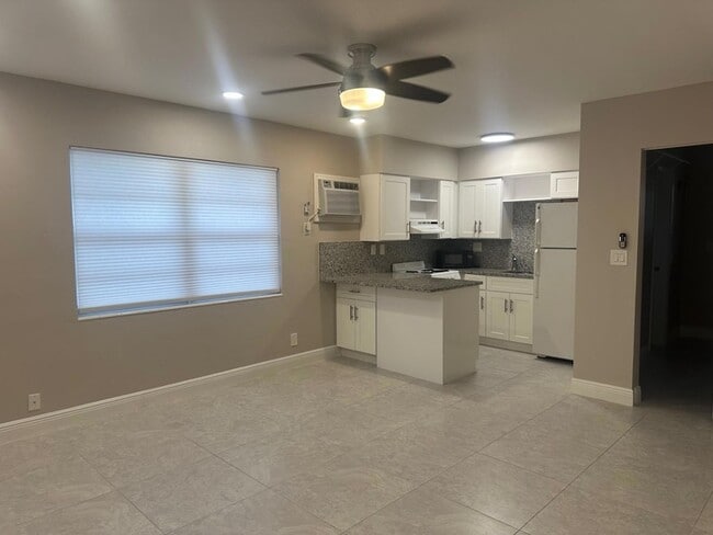 2725 Middle River Dr, Unit 10 in Fort Lauderdale, FL - Building Photo - Building Photo