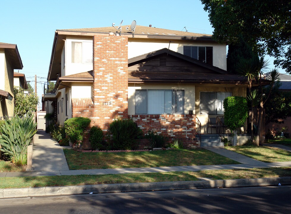 11715 Ramona Ave in Hawthorne, CA - Building Photo