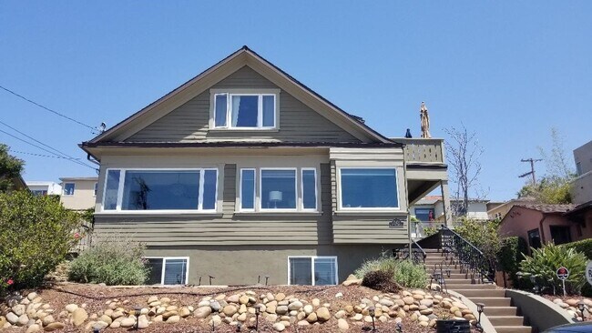 1820 Titus St in San Diego, CA - Foto de edificio - Building Photo