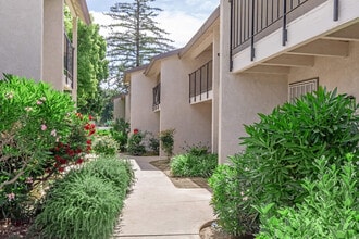 Stockdale Garden Villas in Bakersfield, CA - Foto de edificio - Building Photo
