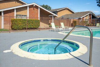 Green Tree Park Apt in Hemet, CA - Building Photo - Building Photo