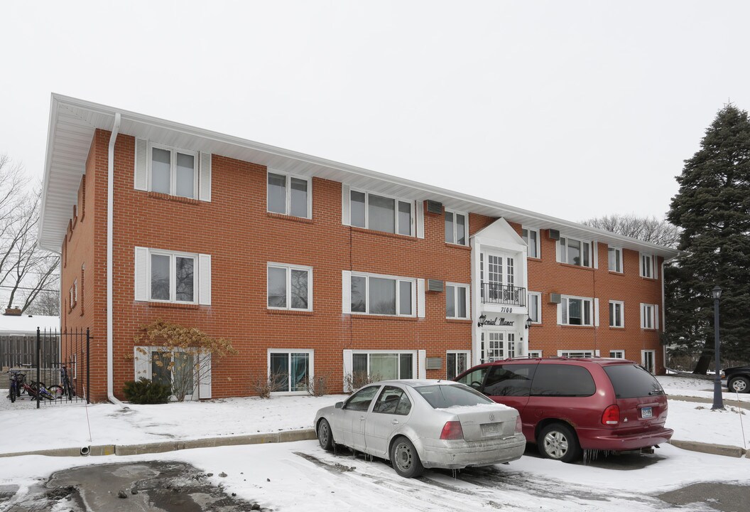 Colonial Manor in Richfield, MN - Building Photo