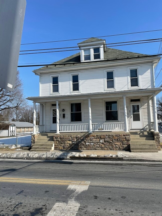 31 S Fayette St in Shippensburg, PA - Foto de edificio - Building Photo