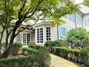 2485 W Wesley Rd NW in Atlanta, GA - Building Photo - Building Photo