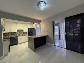 7564 Regency Lake Dr in Boca Raton, FL - Building Photo - Building Photo