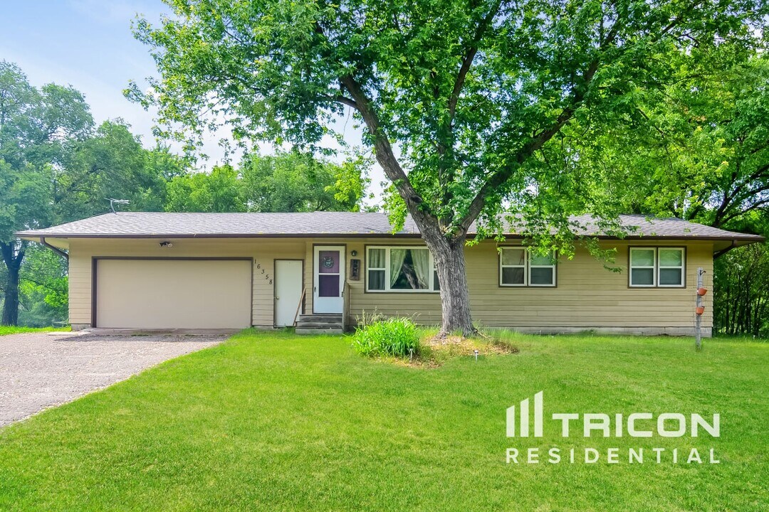 16358 Crosstown Blvd NW in Andover, MN - Building Photo