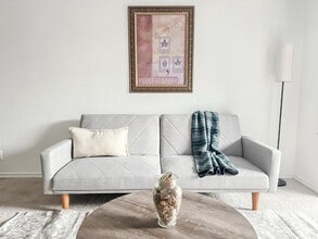 1071 Clayton Ln in Austin, TX - Foto de edificio - Building Photo