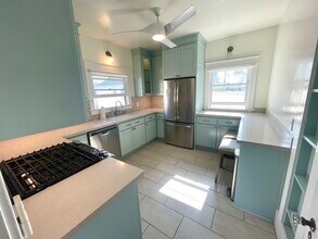 3218 E 2nd St, Unit 3218 Upper in Long Beach, CA - Foto de edificio - Building Photo