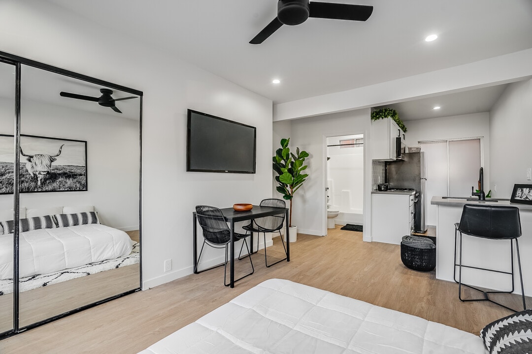 523 Main St, Unit Venice Beach Studio 5 in Venice, CA - Building Photo
