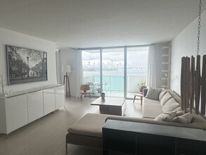 1200 West Ave, Unit 703 in Miami Beach, FL - Foto de edificio - Building Photo
