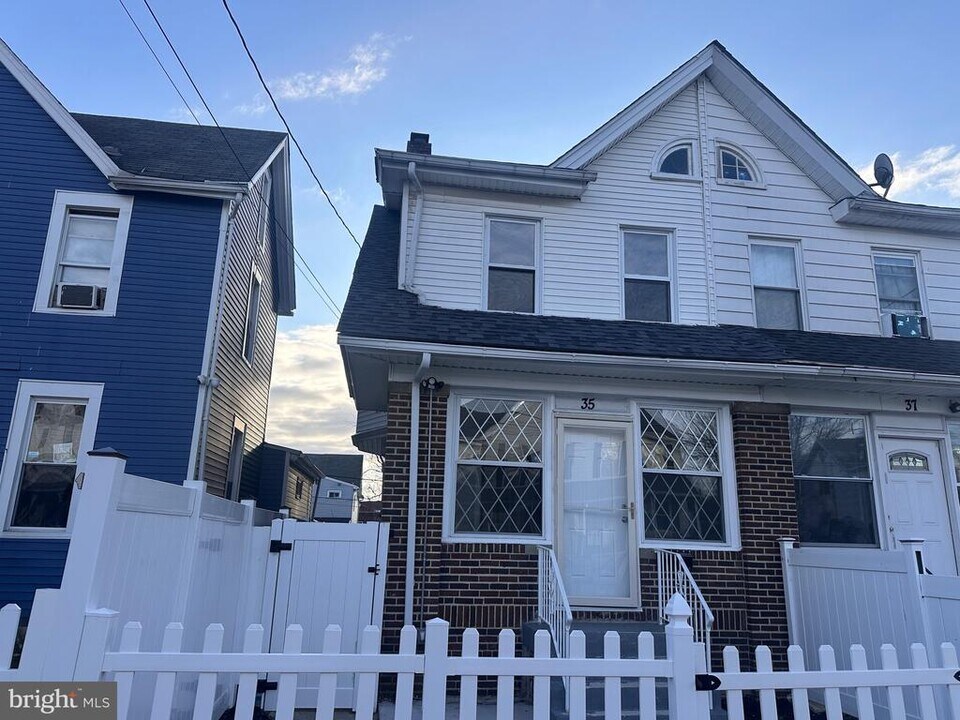 35 N 30th St in Camden, NJ - Building Photo