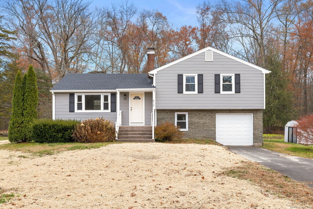 410 S Stone St in Suffield, CT - Building Photo