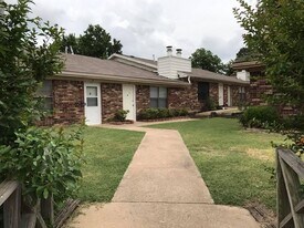 816 Hardy Springs Cir, Unit B in Mcalester, OK - Building Photo