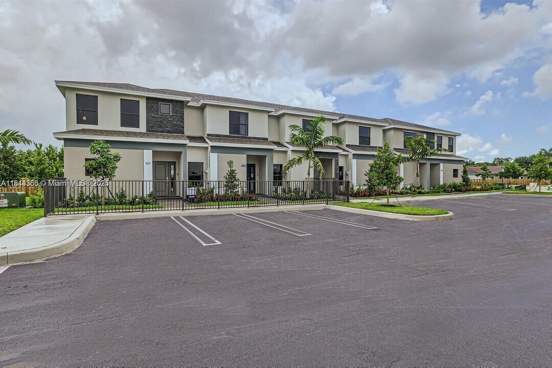 445 NE 1st St in Florida City, FL - Building Photo