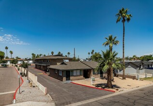 Los Amigos Apartments in Phoenix, AZ - Building Photo - Building Photo