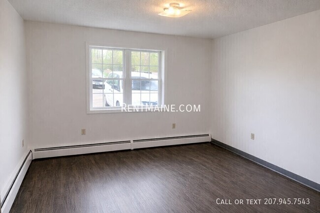 46 Baker St, Unit 10 in Clinton, ME - Foto de edificio - Building Photo