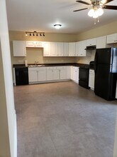 120 Mill St, Unit Apt B in Springfield, MA - Building Photo - Building Photo