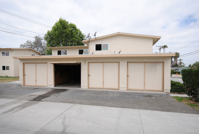 2868 Royal Palm Dr in Costa Mesa, CA - Building Photo - Building Photo