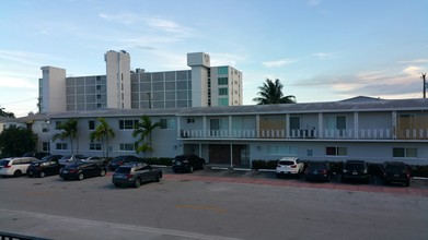 Biarritz Place in Miami Beach, FL - Foto de edificio - Other