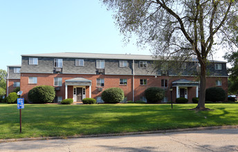 Lake Cable Village Apartments in Canton, OH - Building Photo - Building Photo