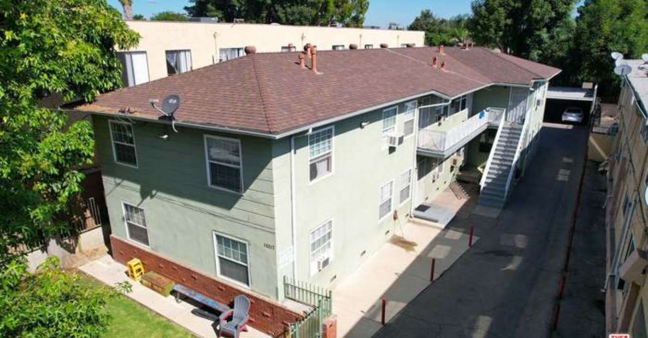 14217 Vanowen St in Van Nuys, CA - Foto de edificio