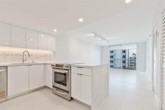 1665 Bay Rd in Miami Beach, FL - Building Photo - Building Photo