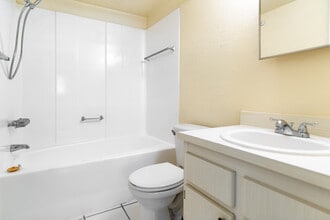 Midway Court Apartments in Clearwater, FL - Building Photo - Interior Photo