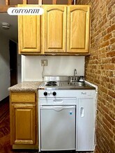 103 W 70th St in New York, NY - Building Photo - Building Photo