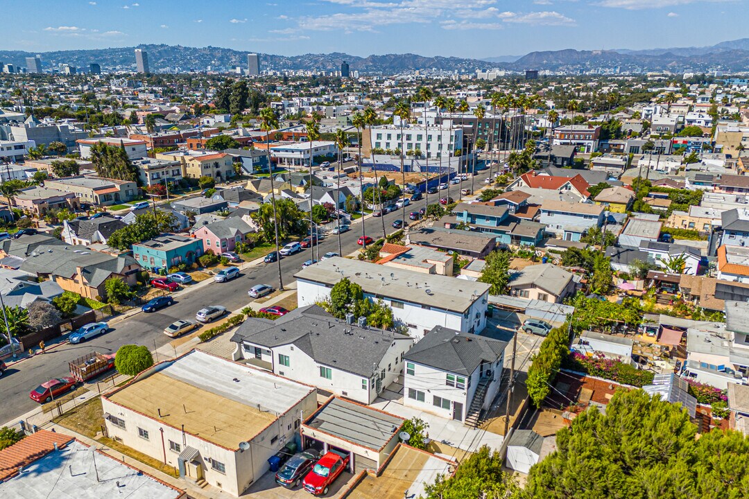 2008 Vineyard Ave in Los Angeles, CA - Building Photo