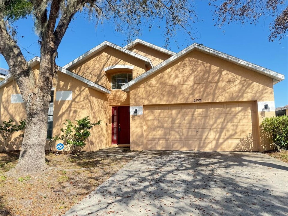 2109 Woodsedge Dr in Kissimmee, FL - Building Photo