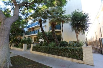 1203 N Kings Rd in West Hollywood, CA - Building Photo - Building Photo