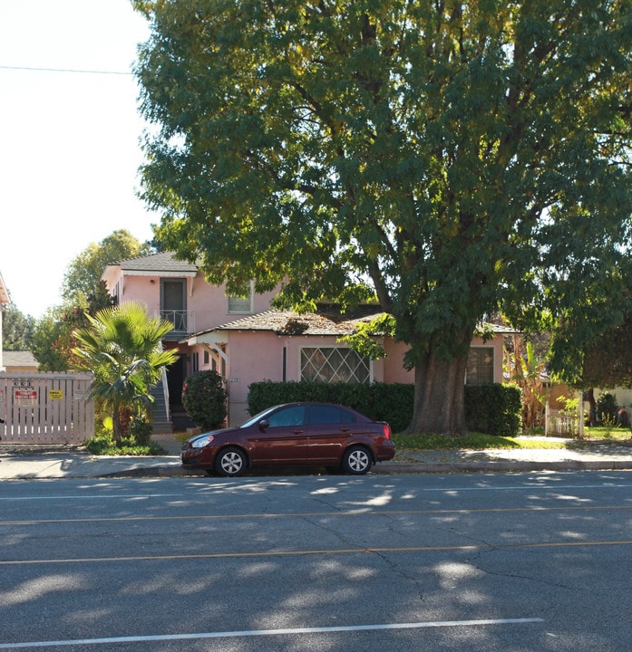 334 W Alameda Ave in Burbank, CA - Foto de edificio