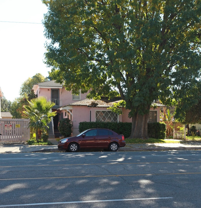 334 W Alameda Ave in Burbank, CA - Building Photo