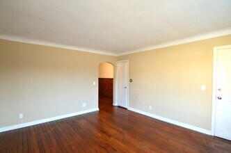 7204 Reading Rd, Unit 4 in Cincinnati, OH - Foto de edificio - Building Photo